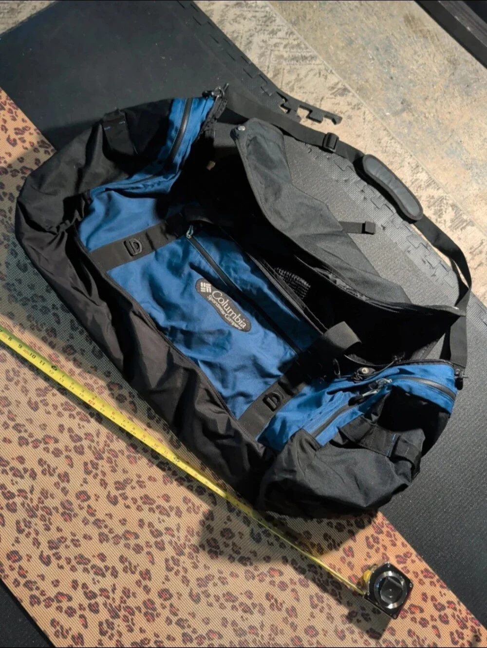 Columbia XL Duffle Bag. Excellent Condition!! Heavy Duty!